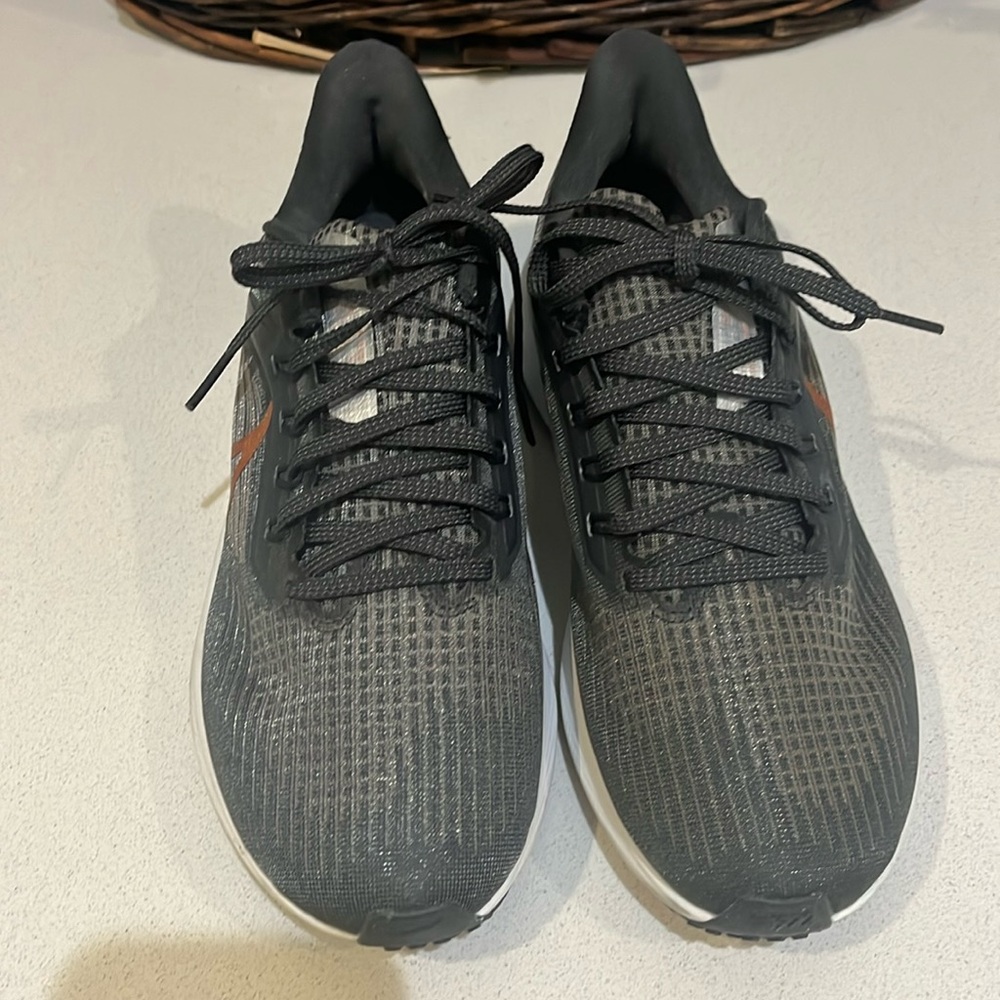 Nike air zoom. Mom wore maybe 3 times. She doesn’t walk far.